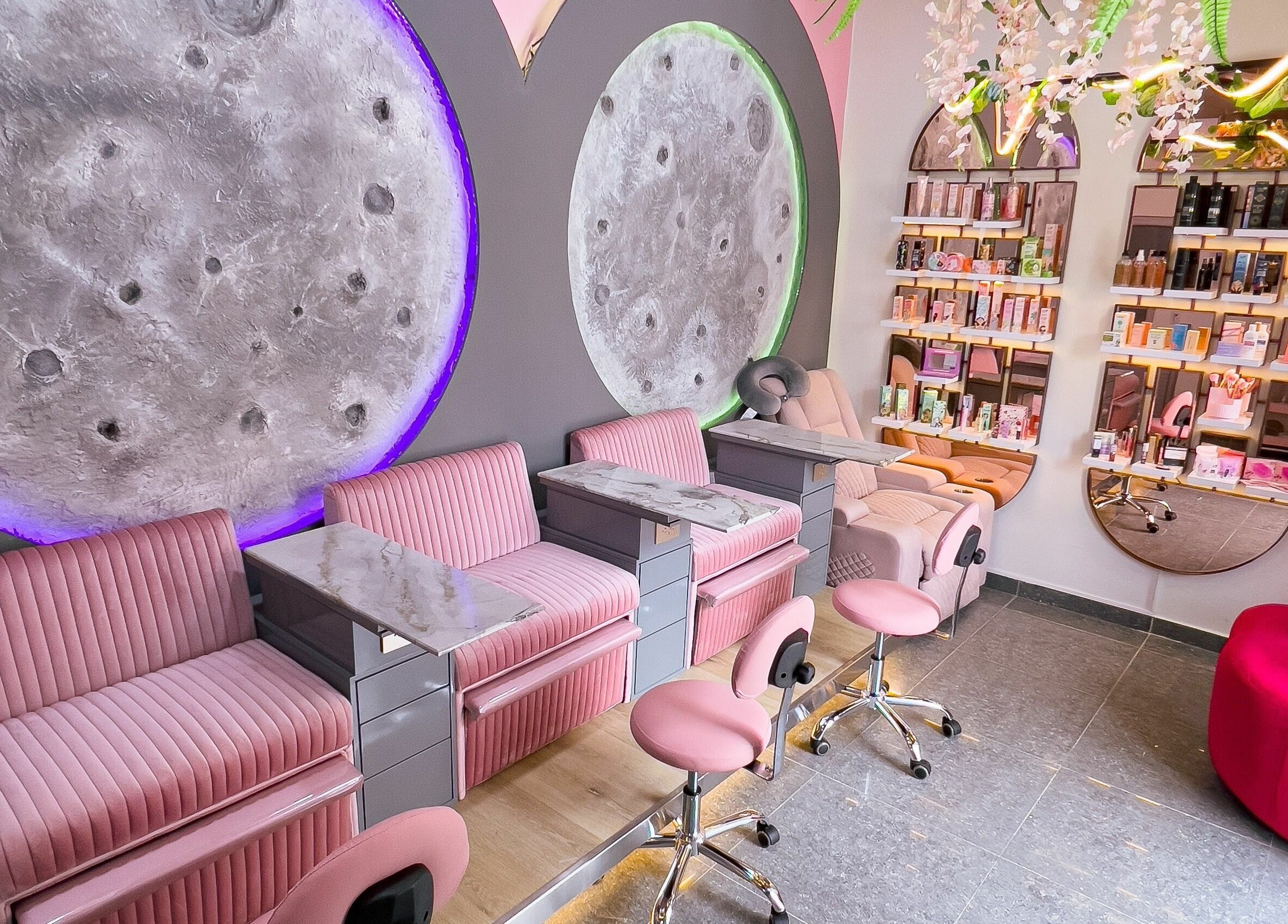 Interior relajante de luna en Shanti Beauty, Cúcuta, Norte De Santander, CO con asientos rosas modernos.