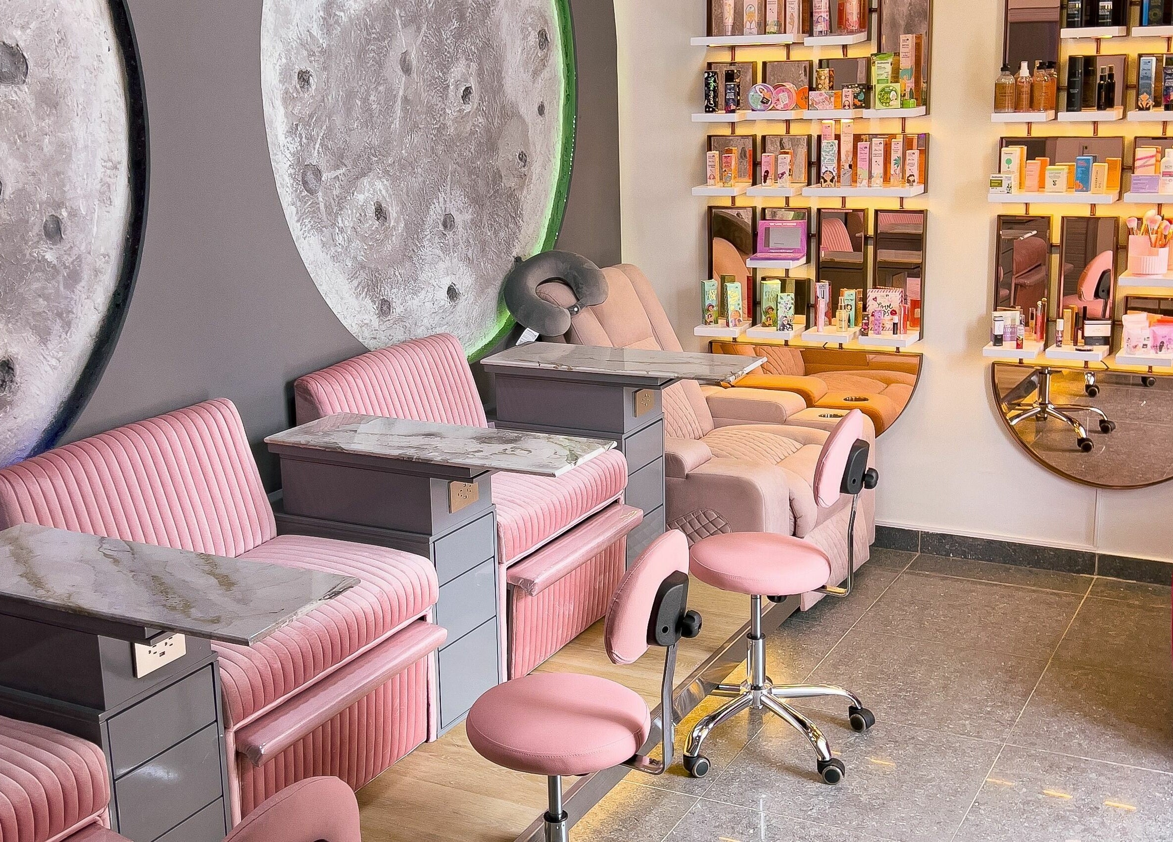 Salón moderno en Shanti Beauty, Cúcuta, Norte De Santander, CO con sillas rosas y decoración lunar.