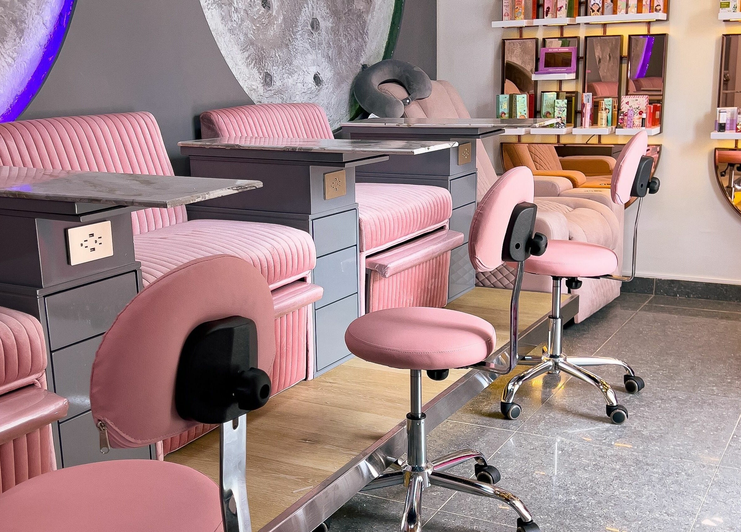 Área de cuidado de uñas en Shanti Beauty, Cúcuta, Norte De Santander, CO con sillas modernas y ambiente elegante.