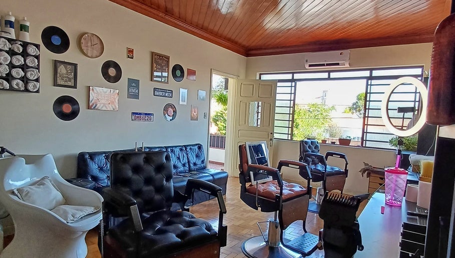 Interiores da Veni Vici Barbearia, São Paulo, São Paulo, BR, com decoração retro elegante e cadeiras de barbeiro.