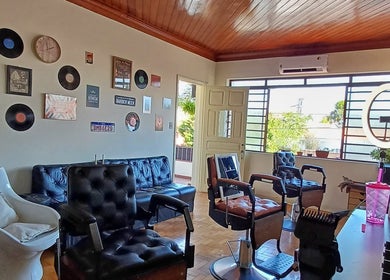 Interiores da Veni Vici Barbearia, São Paulo, São Paulo, BR, com decoração retro elegante e cadeiras de barbeiro.