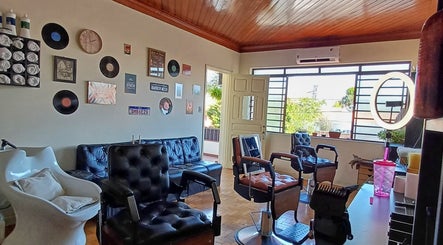 Interiores da Veni Vici Barbearia, São Paulo, São Paulo, BR, com decoração retro elegante e cadeiras de barbeiro.