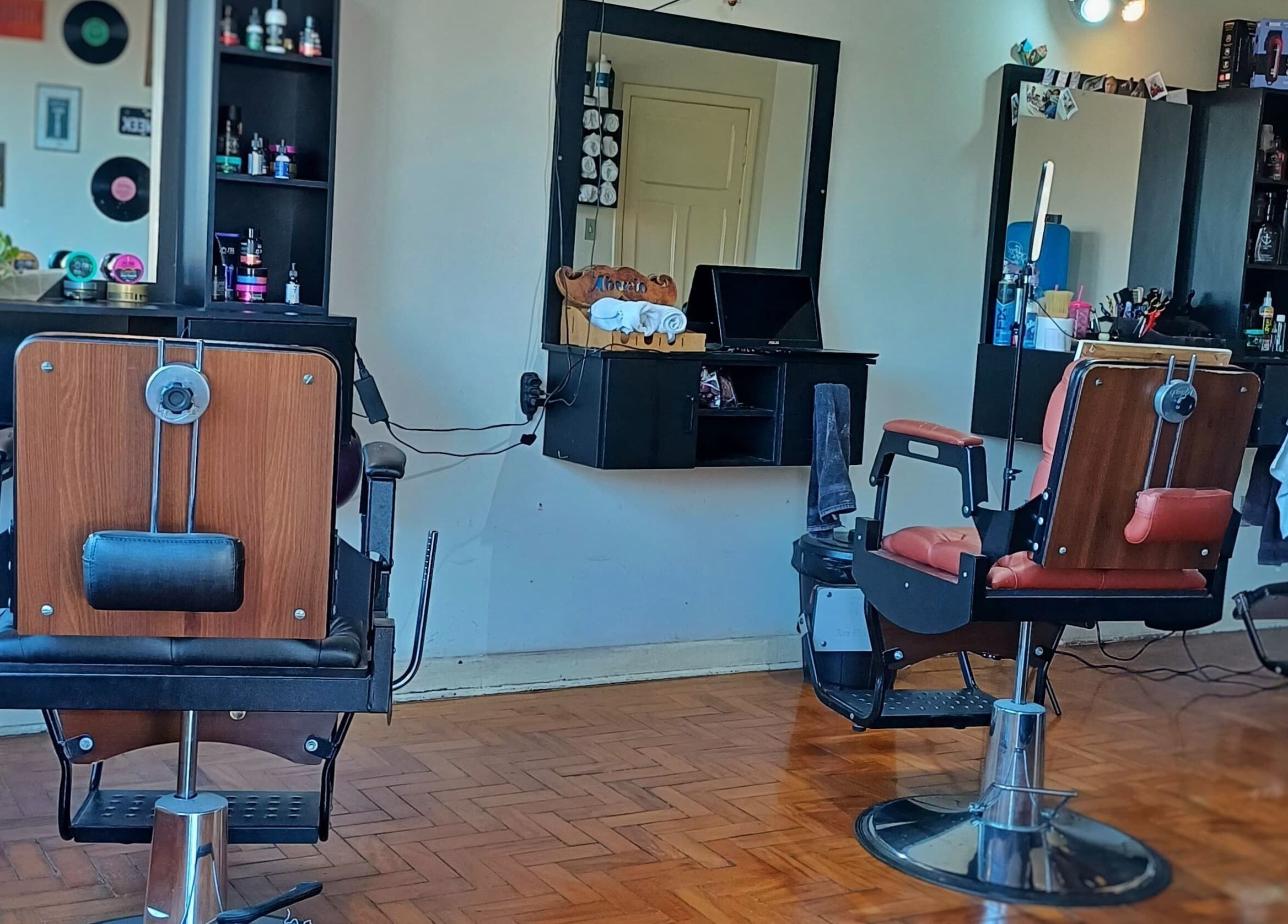 Cadeiras de barbearia vintage na Veni Vici Barbearia, São Paulo, São Paulo, BR.