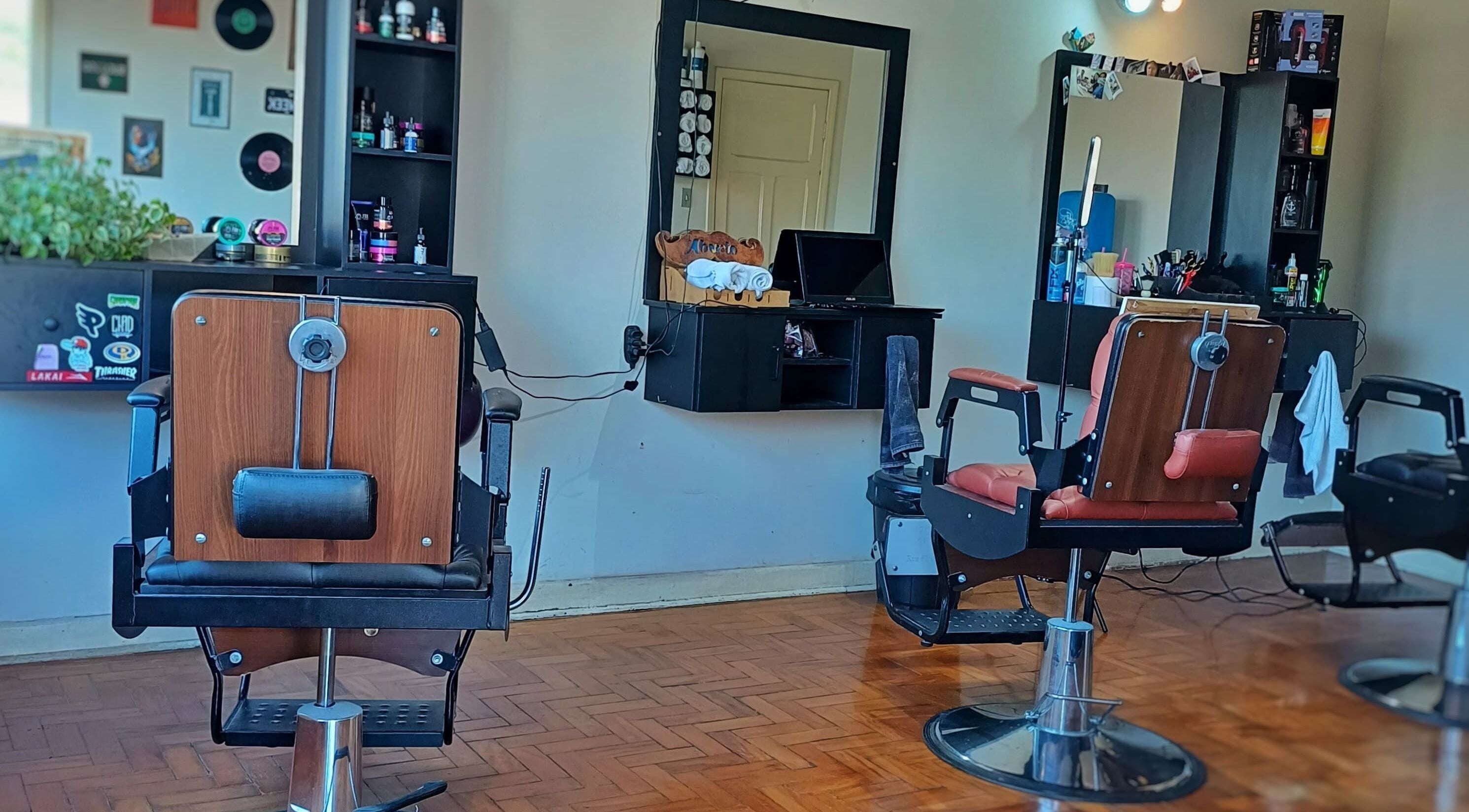 Cadeiras de barbearia vintage na Veni Vici Barbearia, São Paulo, São Paulo, BR.