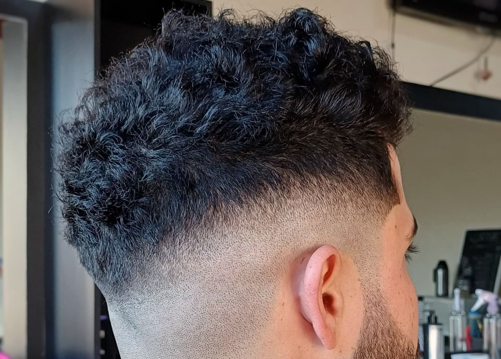 Corte de cabelo moderno na Veni Vici Barbearia, São Paulo, São Paulo, BR.