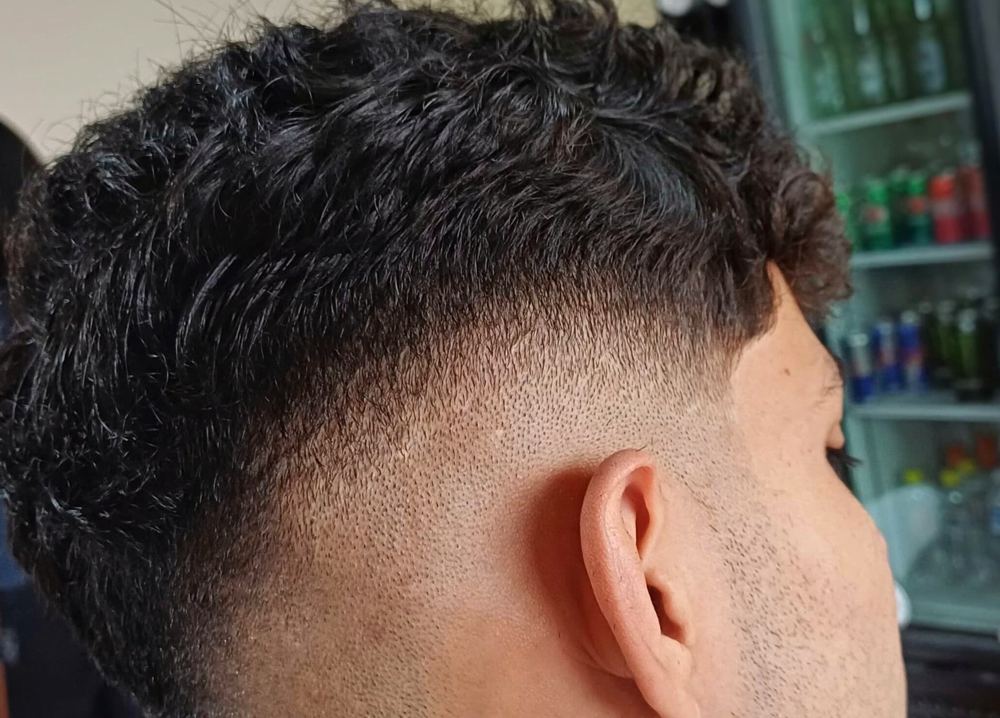 Corte de cabelo degradê em Veni Vici Barbearia, São Paulo, São Paulo, BR.