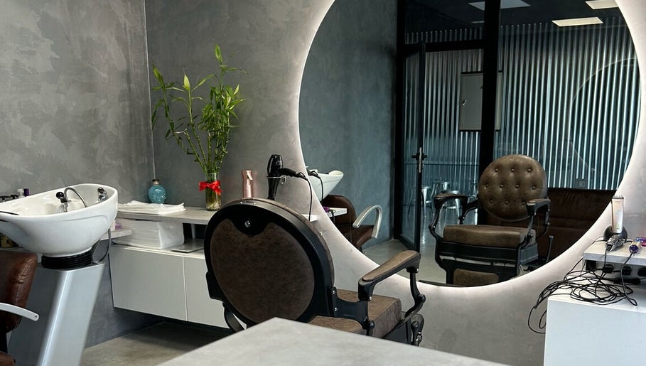 Interior moderno de M.A.S barbershop en Alguazas, Región De Murcia, ES con espejos y sillas elegantes.