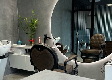 Interior moderno de M.A.S barbershop en Alguazas, Región De Murcia, ES con espejos y sillas elegantes.