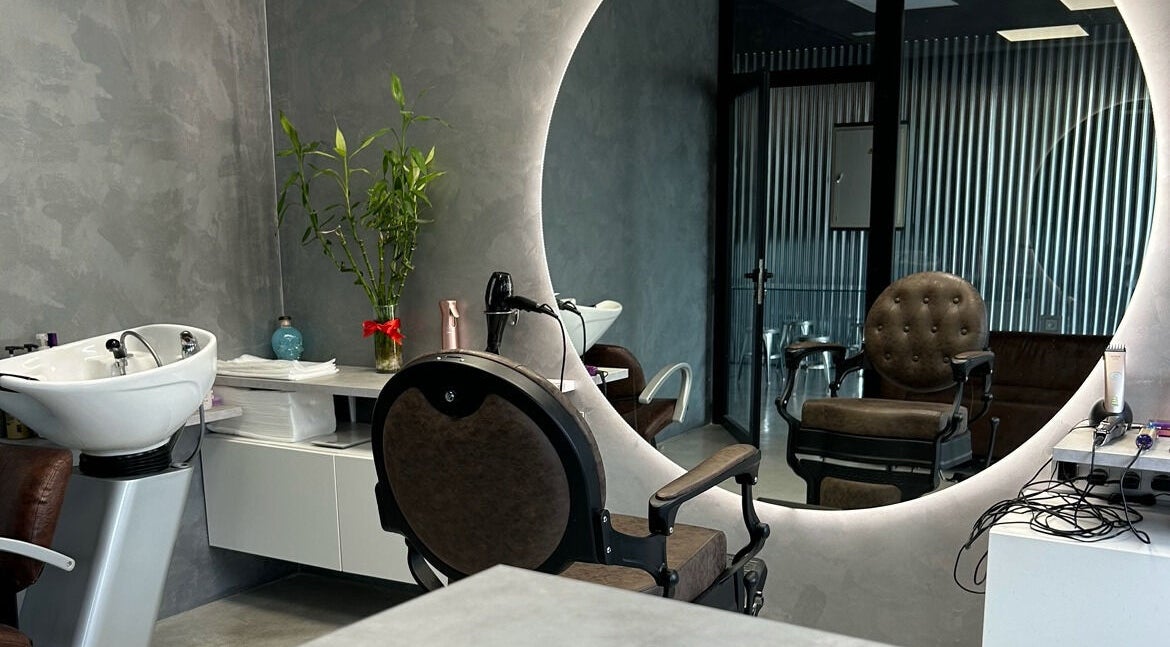 Interior moderno de M.A.S barbershop en Alguazas, Región De Murcia, ES con espejos y sillas elegantes.