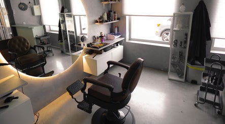 Interior moderno de M.A.S barbershop en Alguazas, Región De Murcia, ES, con sillas y espejo iluminado.