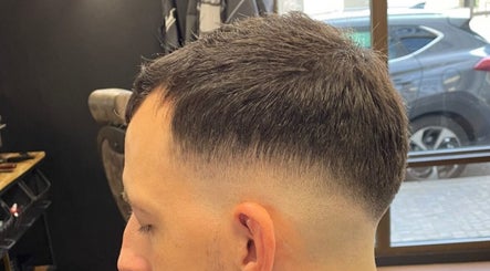 Coupe de cheveux élégante à Gabs Barbers, Saint-Rambert-En-Bugey, Auvergne-rhône-alpes, FR.