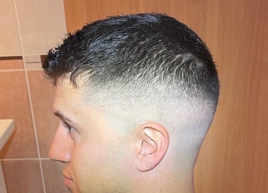 Coiffure moderne à Gabs Barbers, Saint-Rambert-En-Bugey, Auvergne-Rhône-Alpes, FR.