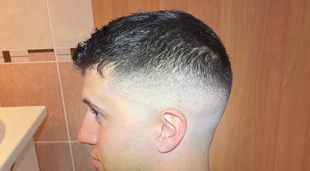 Coiffure moderne à Gabs Barbers, Saint-Rambert-En-Bugey, Auvergne-Rhône-Alpes, FR.