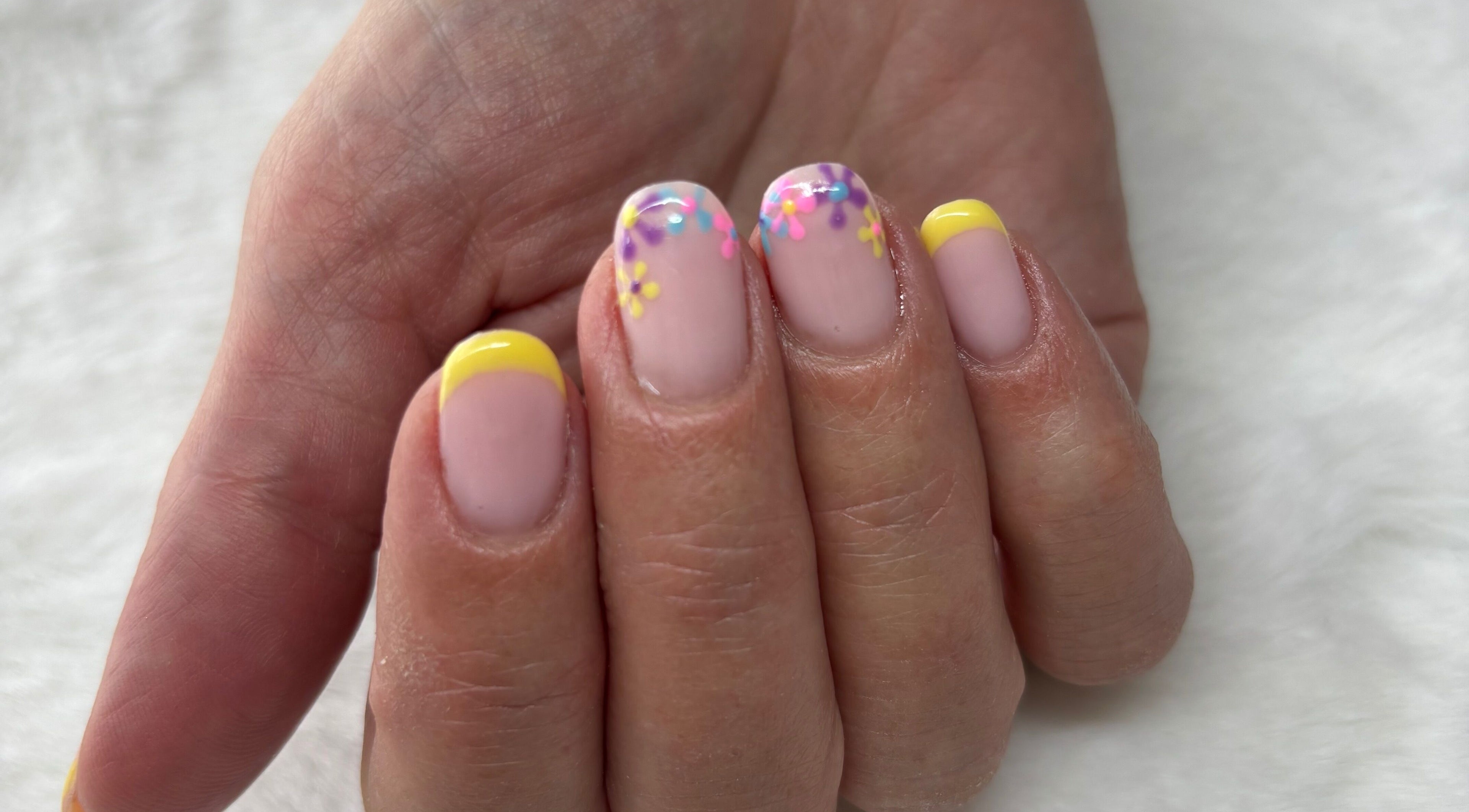 Colorful floral nail art at Vee Oli Nails in Johannesburg, Gauteng, ZA, featuring vibrant designs.