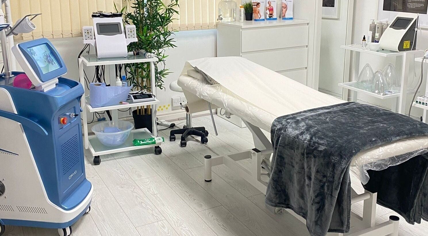 Modern treatment room at Vivo Body Studio Leeds, Leeds, England, GB with spa bed and advanced equipment.