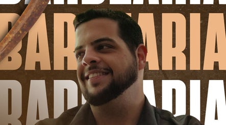 Cliente sorrindo na barbearia JARDEL BARBER em Rio De Janeiro, Rio De Janeiro, BR.