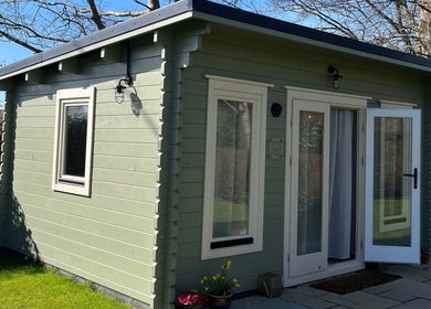 Charming green cabin of Beauty By Eloise in Godshill, England, GB, amidst lush greenery.