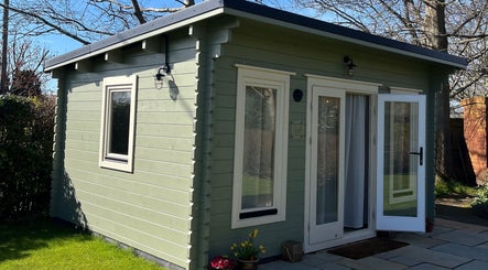 Charming green cabin of Beauty By Eloise in Godshill, England, GB, amidst lush greenery.