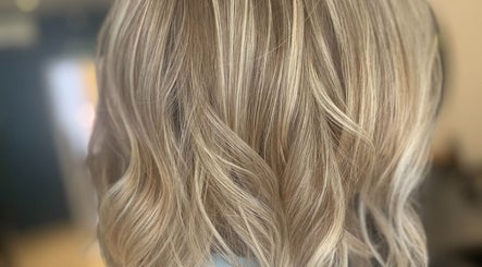 Image de Blond & Beyond Hair Salon 3