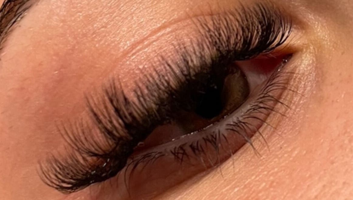 Extensions de cils chez Ntc Beauté, Peyruis, Provence-alpes-côte D'azur, FR, montrant des cils longs et soyeux.