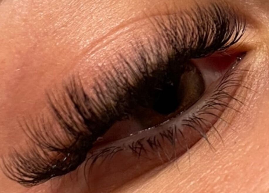 Extensions de cils chez Ntc Beauté, Peyruis, Provence-alpes-côte D'azur, FR, montrant des cils longs et soyeux.