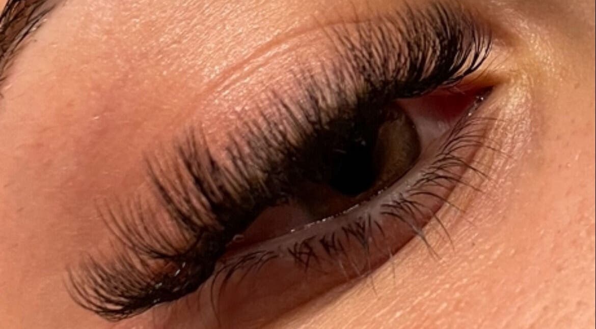 Extensions de cils chez Ntc Beauté, Peyruis, Provence-alpes-côte D'azur, FR, montrant des cils longs et soyeux.