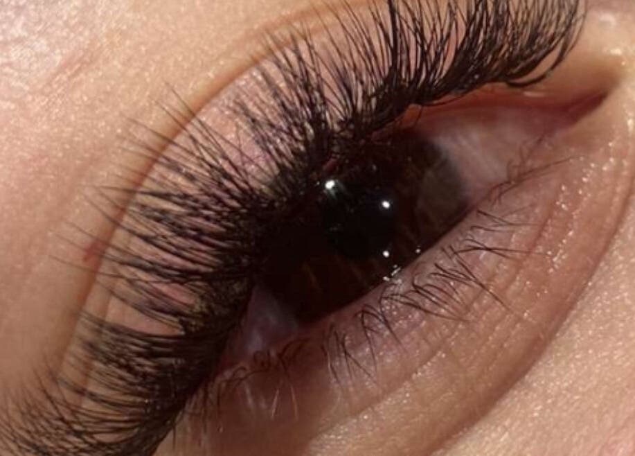 Extension des cils à Ntc Beauté, Peyruis, Provence-alpes-côte D'azur, FR, pour un regard captivant.