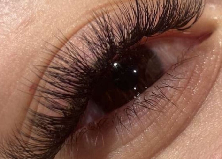 Extension des cils à Ntc Beauté, Peyruis, Provence-alpes-côte D'azur, FR, pour un regard captivant.