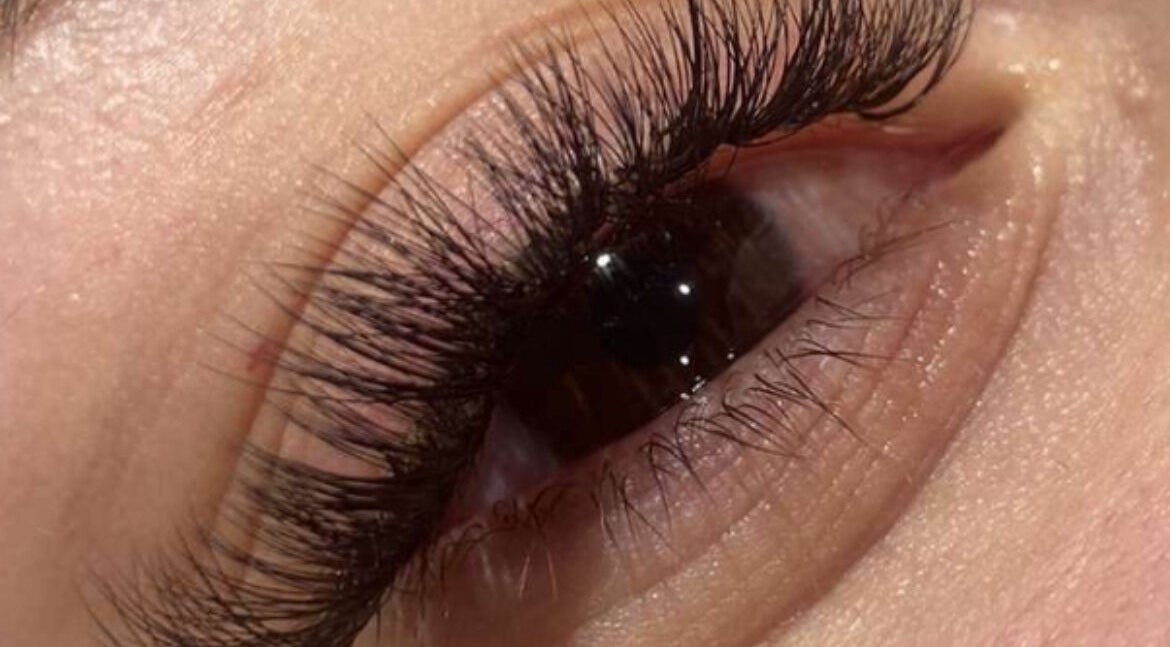 Extension des cils à Ntc Beauté, Peyruis, Provence-alpes-côte D'azur, FR, pour un regard captivant.