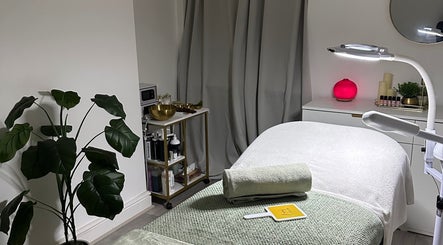 Peaceful treatment room at Reenas Touch in London, England, GB, featuring spa bed and calming decor.