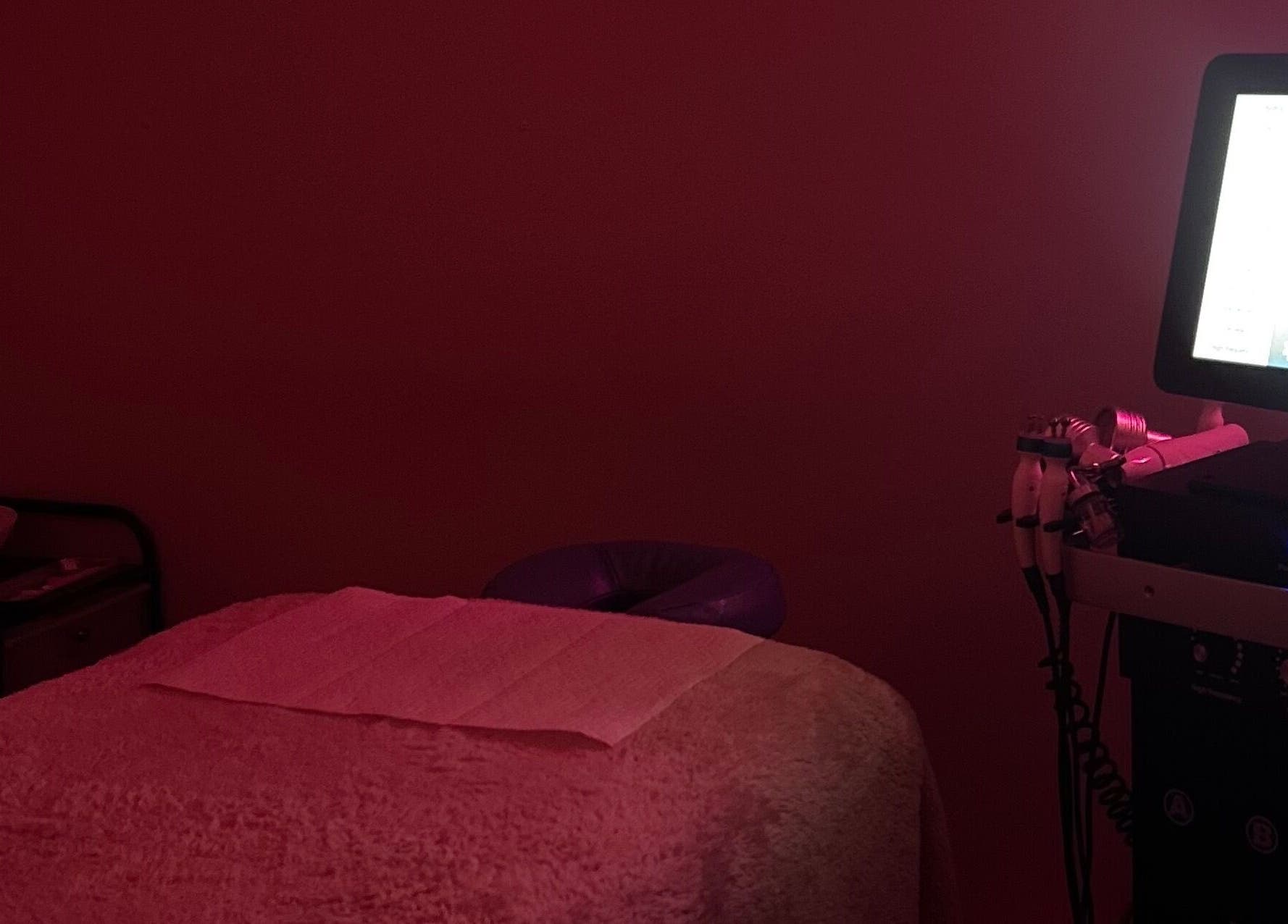 Sala de tratamiento de Estroesthetics con iluminación acogedora en Guaynabo, Guaynabo, PR.