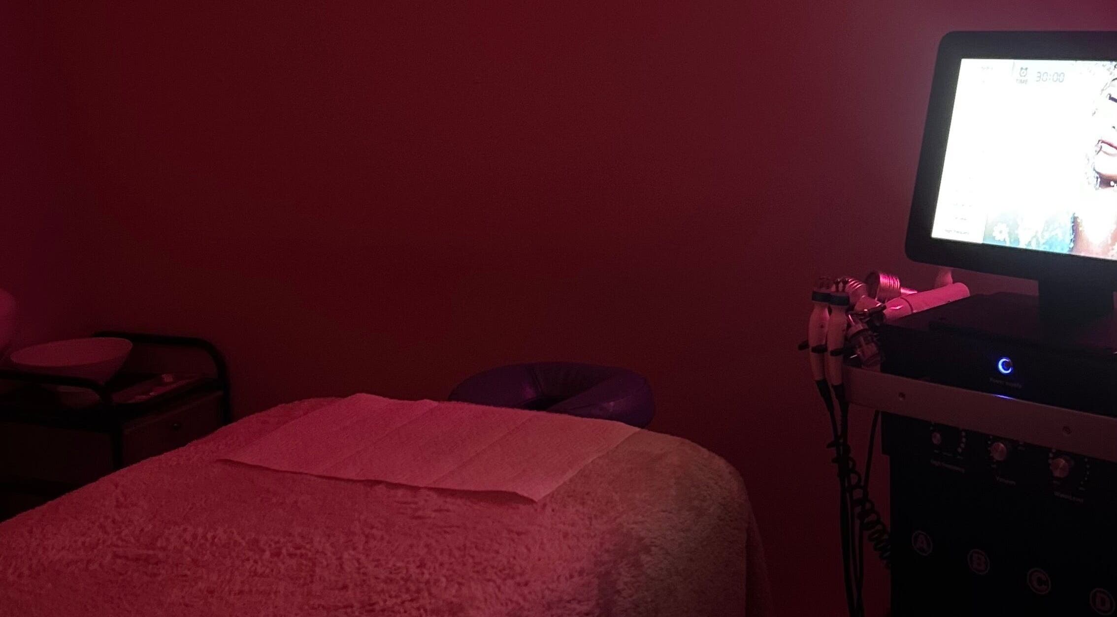 Sala de tratamiento de Estroesthetics con iluminación acogedora en Guaynabo, Guaynabo, PR.