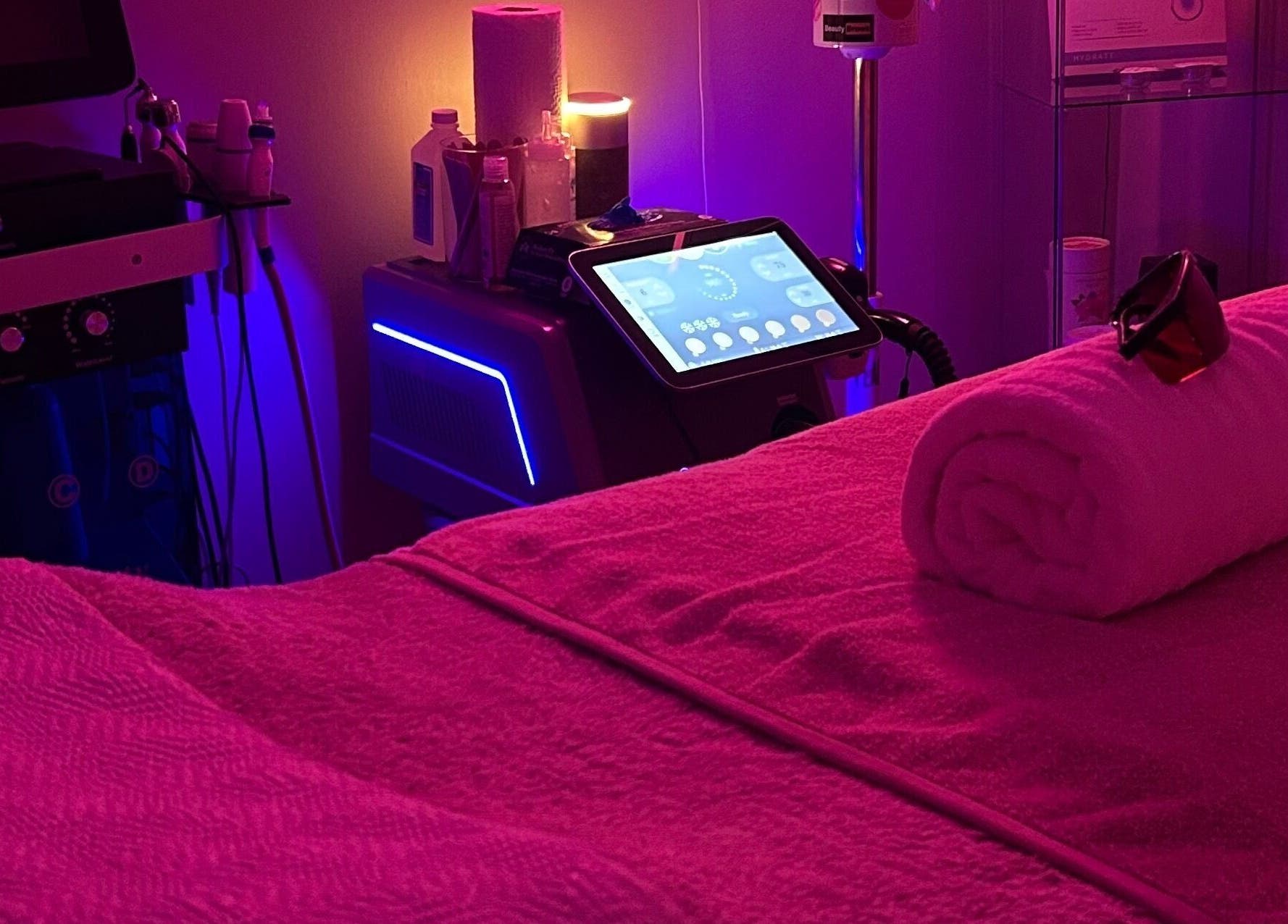 Sala de tratamiento relajante en Estroesthetics, Guaynabo, PR con iluminación tenue y equipo moderno.