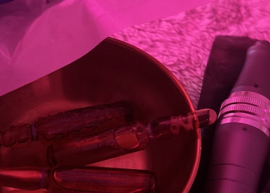 Serums y dispositivo en Estroesthetics, Guaynabo, Guaynabo, PR para cuidados de belleza avanzados.