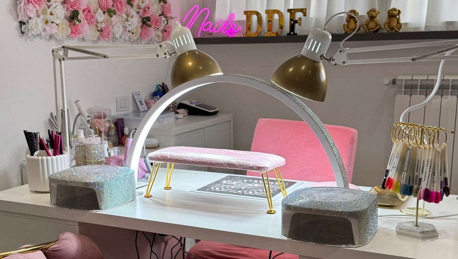 Tavolo manicure elegante presso Daniela De Furia Nails Specialist, Casalgrande, Emilia-romagna, IT.