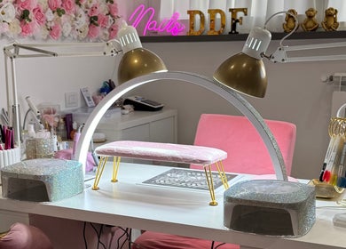 Tavolo manicure elegante presso Daniela De Furia Nails Specialist, Casalgrande, Emilia-romagna, IT.