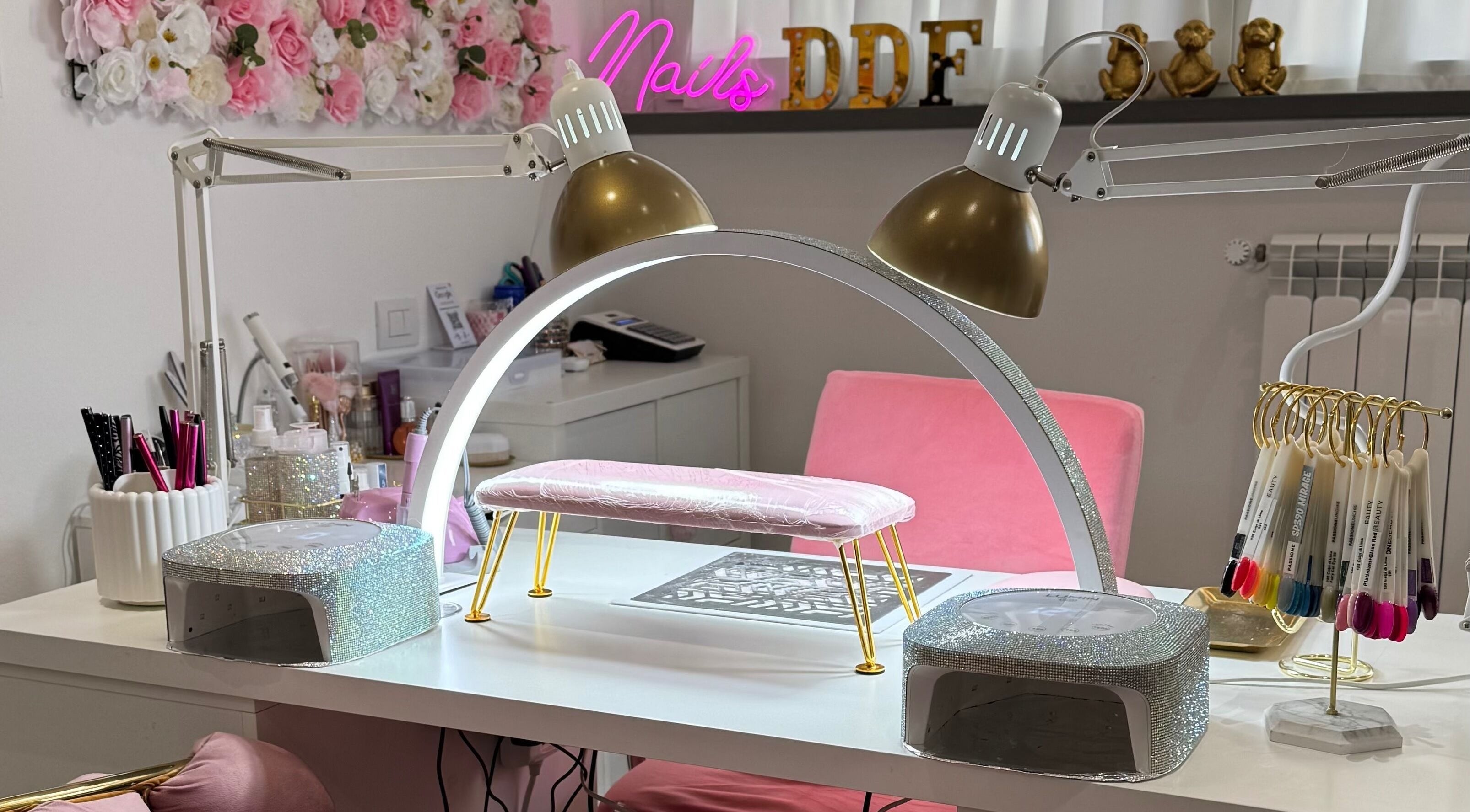 Tavolo manicure elegante presso Daniela De Furia Nails Specialist, Casalgrande, Emilia-romagna, IT.