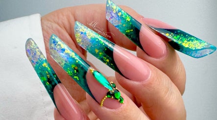Unghie decorate con disegni fluo presso Daniela De Furia Nails Specialist, Casalgrande, Emilia-romagna, IT.