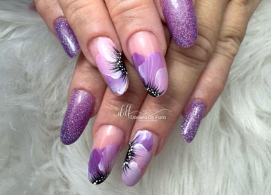 Decorazione floreale su unghie presso Daniela De Furia Nails Specialist a Casalgrande, Emilia-romagna, IT.