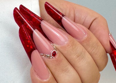 Unghie eleganti rosse con gemme a Daniela De Furia Nails Specialist, Casalgrande, Emilia-romagna, IT.