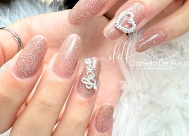 Unghie glitterate decorate da Daniela De Furia Nails Specialist a Casalgrande, Emilia-Romagna, IT.