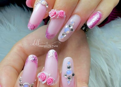 Manicure rosa decorata floreale da Daniela De Furia Nails Specialist a Casalgrande, Emilia-romagna, IT.