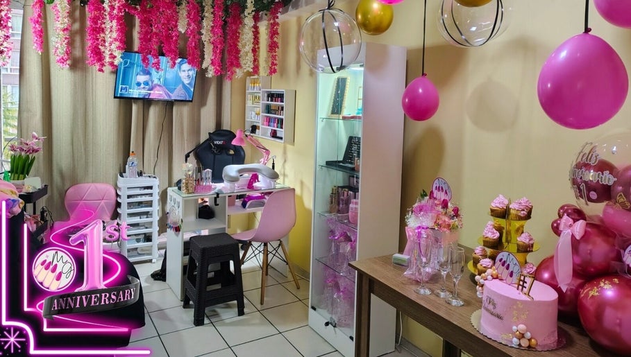 Decoración festiva en Maria Gracia Nails en San Miguel, Región Metropolitana, CL, en su primer aniversario.