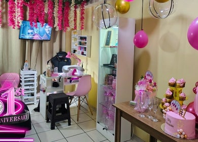 Decoración festiva en Maria Gracia Nails en San Miguel, Región Metropolitana, CL, en su primer aniversario.