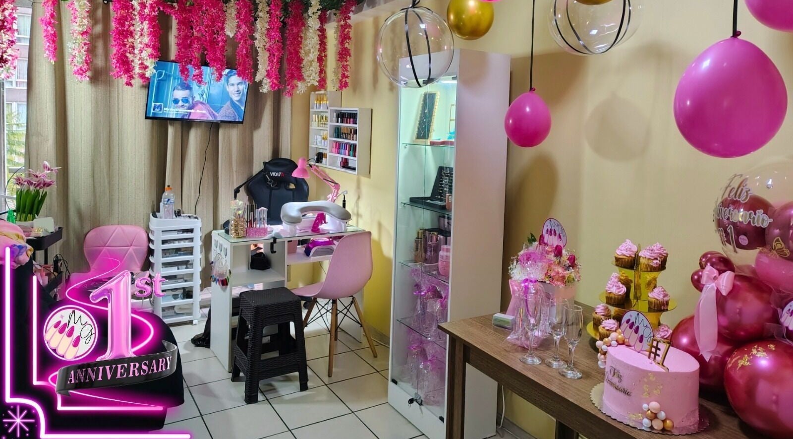 Decoración festiva en Maria Gracia Nails en San Miguel, Región Metropolitana, CL, en su primer aniversario.