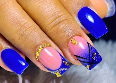 Uñas decoradas con diseño azul y dorado en Maria Gracia Nails, San Miguel, Región Metropolitana, CL.