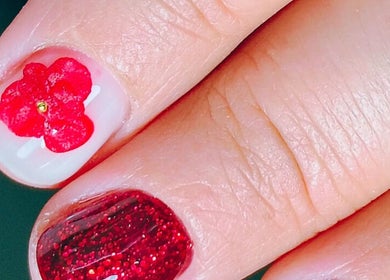 Uña decorada con diseño floral rojo en Maria Gracia Nails, San Miguel, Región Metropolitana, CL.