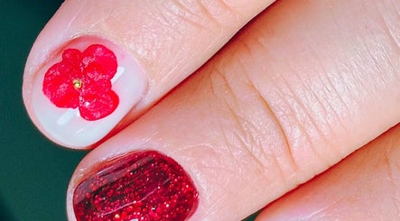 Uña decorada con diseño floral rojo en Maria Gracia Nails, San Miguel, Región Metropolitana, CL.