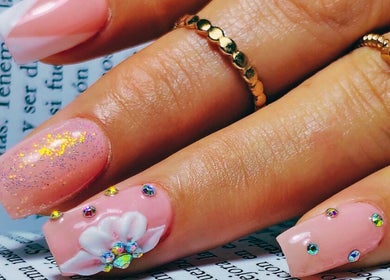 Hermosas uñas rosadas con decoraciones brillantes en Maria Gracia Nails, San Miguel, Región Metropolitana, CL.