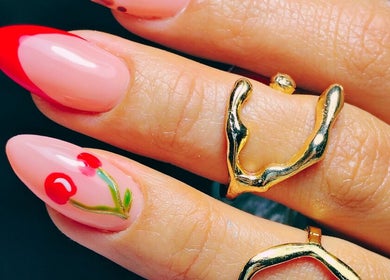 Uñas decoradas con diseño rojo brillante en Maria Gracia Nails, San Miguel, Región Metropolitana, CL.